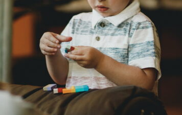 Jak poradzić sobie z bezsennością u dziecka z autyzmem?