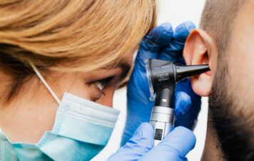 Lekarz laryngolog - zapalenie ucha środkowego